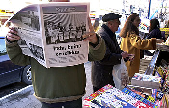 Un joven de Bilbao lee  Egunero , diario en euskera que sustituye a  Egunkaria , cerrado ayer.
