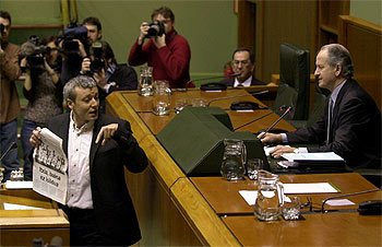 Atutxa amonesta al parlamentario Morcillo, que muestra un ejemplar de la publicación  Egunero .