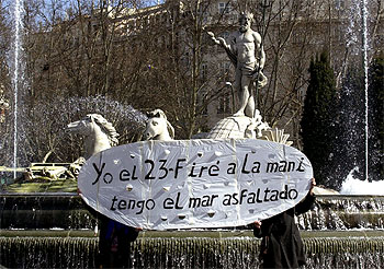 Un cartel cubrió ayer la estatua de Neptuno de Madrid: 