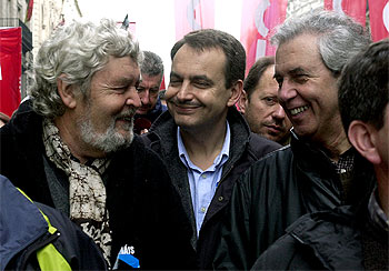 Zapatero, durante la manifestación contra el vertido del petrolero  Prestige , esta mañana en Madrid.