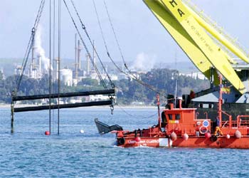 La grúa flotante autopropulsada  Norma  comienza los trabajos de reflote del buque, hundido a 50 metros de profundidad.