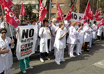 El Hospital Clínico de Madrid secunda la protesta, bajo el lema  Paremos Europa para parar la guerra .