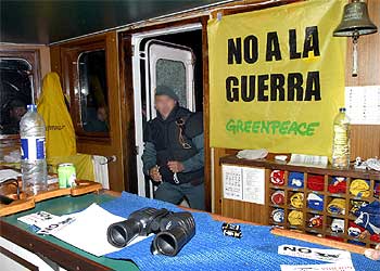 Un guardia civil entra en el 'Rainbow Warrior' de Greenpeace.