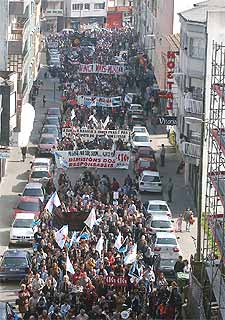 Manifestación de Nunca Máis ayer en Cee (A Coruña), en la que se reclamaron dimisiones y ayudas.