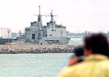 El buque de asalto anfibio  Galicia , momentos antes de su partida de la base naval de Rota.