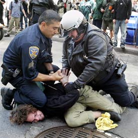 Dos policías de San Francisco detienen a un manifestante pacifista.