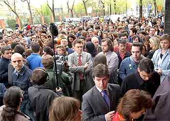 Los trabajadores de  El Mundo  han guardado unos minutos de silencio por el periodista Julio Anguita Parrado.