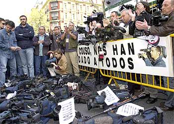 Cámaras de televisión durante la protesta frente a la embajada de EE UU en Madrid.