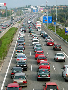 Aspecto que presentaba a primera hora la N-VI, carretera de La Coruña, a la altura de Villalba (Madrid).