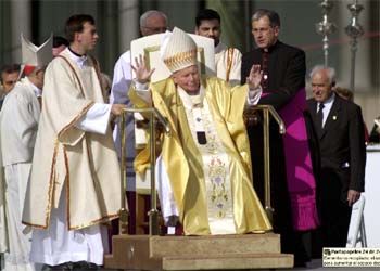 El Papa saluda a los congregados desde el altar de la plaza de Colón.