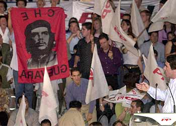 Unos jóvenes despliegan la imagen del Che en el mítin del PP en Málaga.
