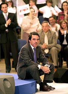 Aznar se sienta en el suelo tras ser interrumpido en varias ocasiones con gritos de 