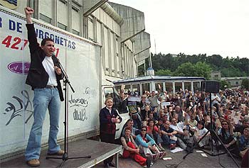 Otegi levanta el puño en el aire durante el acto celebrado hoy en San Sebastián por AuB.