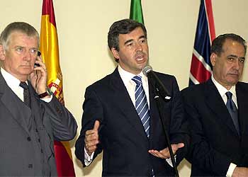 El ministro de Interior, Ángel Acebes, junto a sus colegas italiano y alemán.
