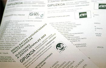 Papeletas ilegales de AuB y de la plataforma de la izquierda  abertzale  Baga Boga que se podían encontrar esta mañana en un colegio electoral de San Sebastián junto a las del resto de partidos.