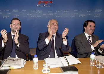 Aznar, Arenas y Rajoy han presidido la reunión en la que los  populares  han hecho un informe sobre las elecciones.