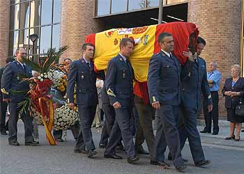 Imagen del entierro en Zaragoza de nueve de los 62 militares fallecidos.