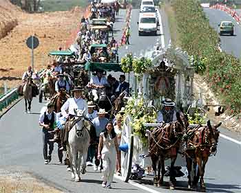 La hermandad de Punta Umbría, de romería hacia el Rocío.