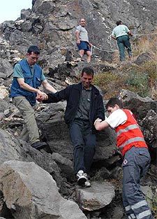 Los equipos de rescate ayudan a bajar de un barranco a uno de los 14 inmigrantes de la misma patera que han logrado llegar a Salobreña.