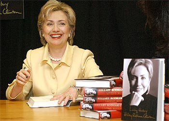 La senadora firma copias de su libro,  Living History , en una librería de Nueva York.