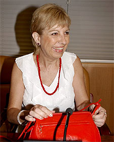 La diputada tránsfuga sonríe distendida al tomar asiento en la comisión de investigación.