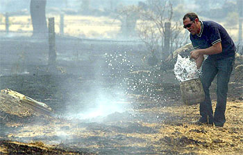 Un vecino colabora, ayer, en la extinción de uno de los incendios de la provincia de Ávila.