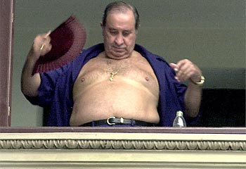 Gil se abanica en la Audiencia minutos antes de declarar.
