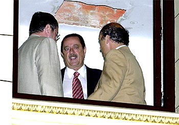 Muñoz charla con su abogado, José María del Nido, y con el letrado de Gil, Horacio Oliva, minutos antes de declarar.