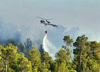 Un helicóptero trabaja en la extinción del incendio de la sierra mallorquina de Randa.