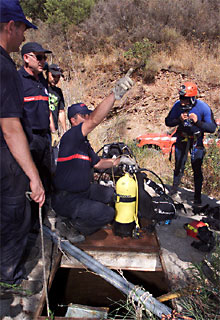 Agentes de los bomberos se han sumergido en diversos pozos de la zona.