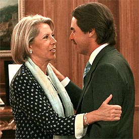 Aznar felicita a la nueva ministra de Administraciones Públicas, Julia García-Valdecasas.