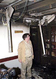 El presidente del PSEEE, Jesús Eguiguren, observa los destrozos en la Casa del Pueblo en Rentería (Guipúzcoa).