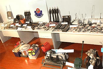 El departamento de Interior del Gobierno Vasco muestra en Bilbao el material incautado al  comando Vizcaya .