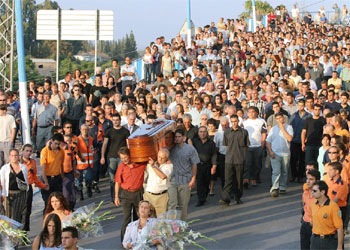 Los vecinos de Coín portan el féretro de la joven fallecida.