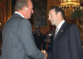 El Rey saluda al  lehendakari  durante la recepción, celebrada en el Palacio Real.