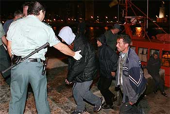 Llegada de los inmigrantes detenidos al puerto de Málaga.