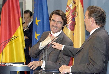 Aznar y Schröder bromean durante la rueda de prensa conjunta ofrecida esta mañana en la Cancillería en Berlín.