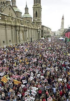 Imagen de la abarrotada plaza del Pilar, donde se ha celebrado la  Fiesta del Agua  contra el PHN.