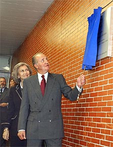 Don Juan Carlos y Doña Sofía descubren una placa en la estación de Atocha antes de tomar el tren.