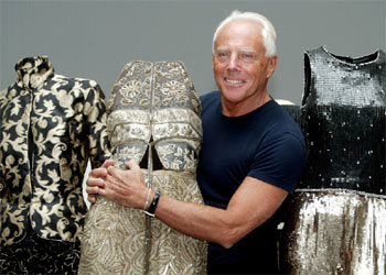 El diseñador Giorgio Armani posa con algunos de los modelos que integran la exposición  Una retrospectiva .