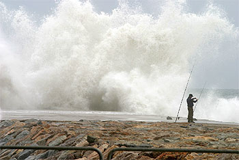 Un pescador se enfrenta al temporal en la Mar Bella.