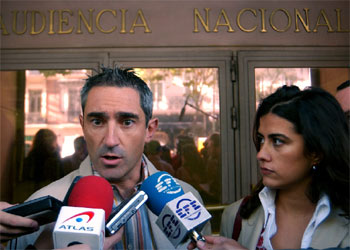 Jon Sistiaga, y Olga Rodríguez, atienden a los medios de comunicación a su llegada a la Audiencia Nacional.