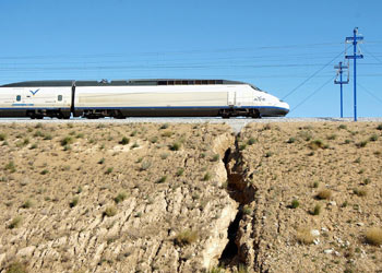 Un tren de alta velocidad circula sobre la grieta situada a unos 19 kilómetros de Zaragoza. Fotografía cedida 'El Periódico'