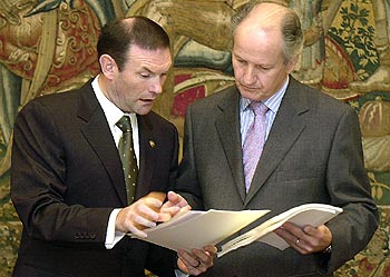 El  lehendakari  entrega a Atutxa la propuesta de Estatuto Político de la Comunidad de Euskadi.
