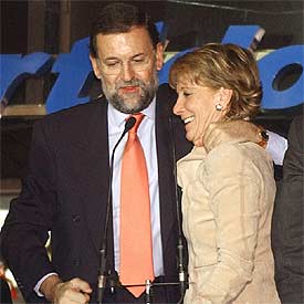 Mariano Rajoy abraza a Esperanza Aguirre, anoche, en el balcón de la sede  popular  de la calle Génova.