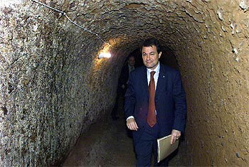 Mas visita el refugio de la Guerra Civil de la redacción de este diario en Barcelona, tras intervenir en Aula EL PAÍS.