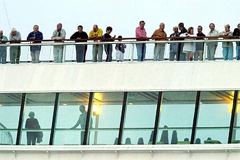 Los pasajeros del buque observan la maniobra de atraque en Gibraltar.