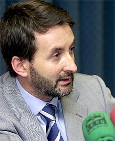 El portavoz del Ejecutivo vasco, Josu Jon Imaz, en la rueda de prensa que ha ofrecido esta mañana en San Sebastián.