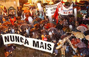 Aspecto de la manifestación en Santiago para recordar el desastre del  Prestige 