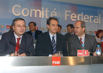 El secretario general del PSOE, José Luis Rodríguez Zapatero (centro), junto con el secretario de Organización, José Blanco (izquierda), y el presidente del partido, Manuel Chaves, al inicio del Comité Federal del partido.